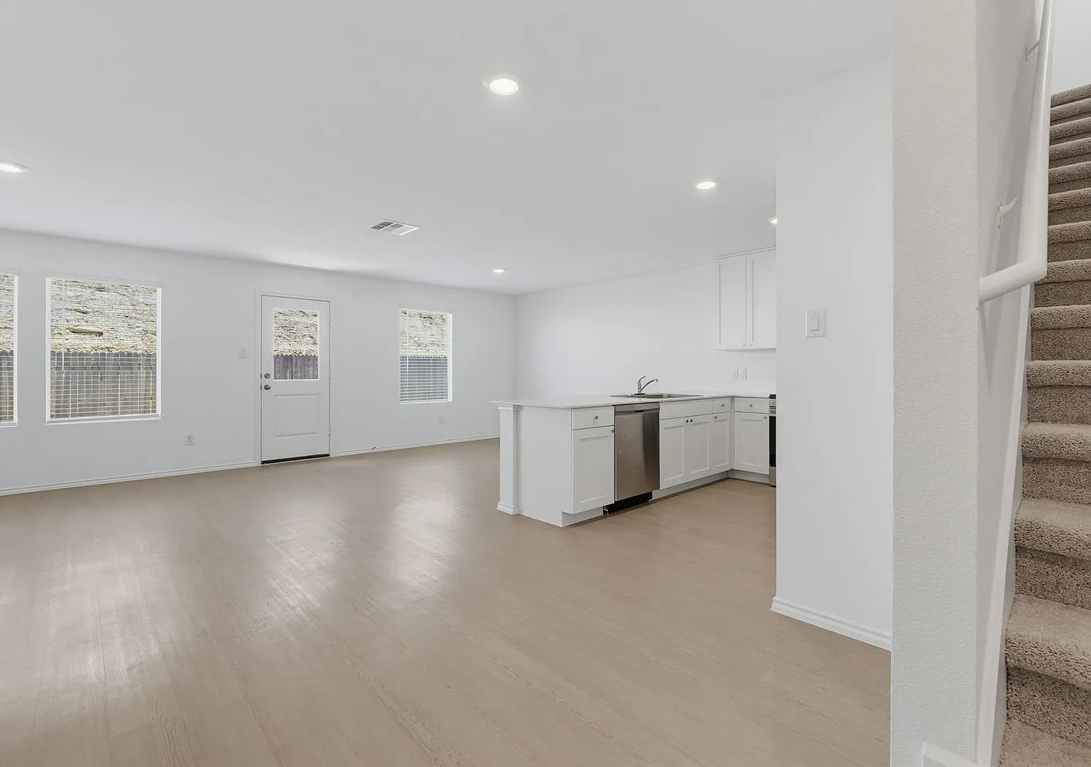 5 bedroom, 3 bath!! Within walking distance to schools! — Photo 4