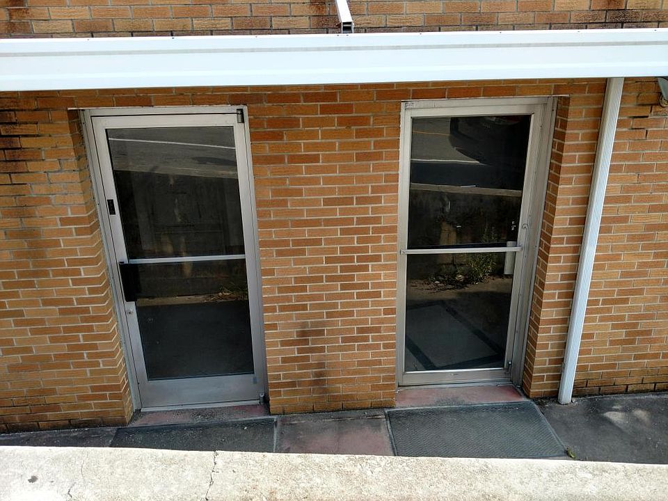 2nd image of 1725 Main St