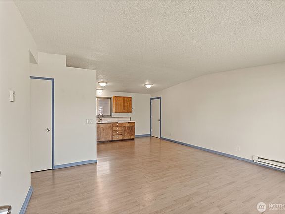 3rd image of 927 W Marion Street