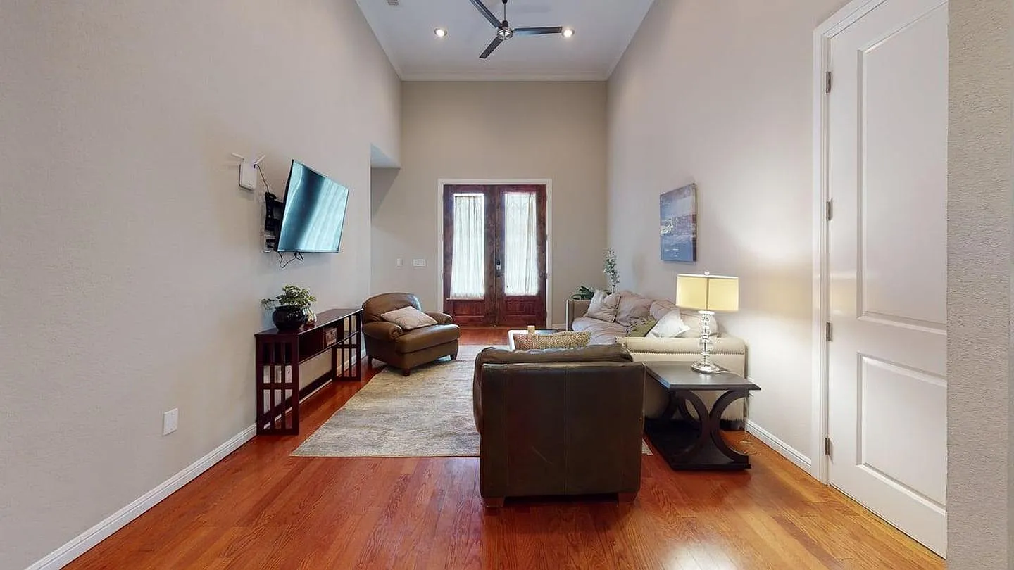 Delightful Grand Prairie home with a charming backyard — Photo 3