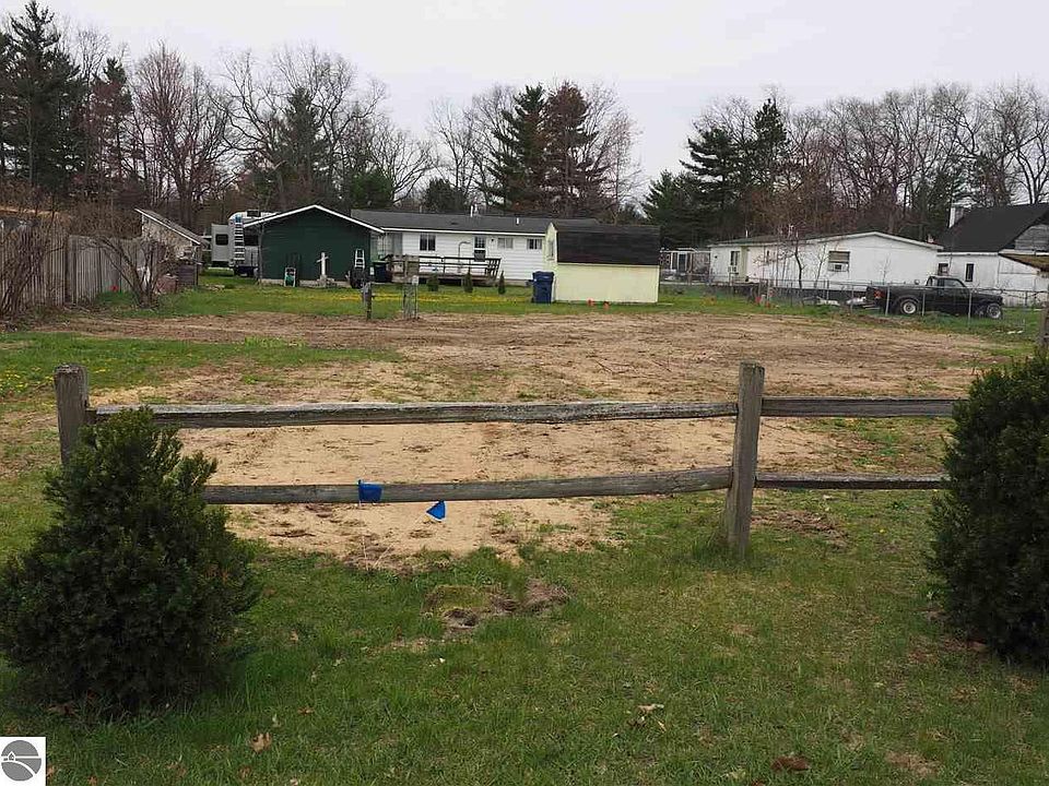 1st image of 866 Crestwood Ln