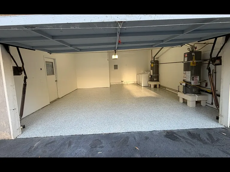 Hillcrest Dr — Photo 18
