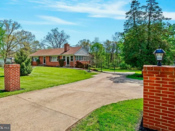 29 Cedar Dr, Sterling, VA 20164