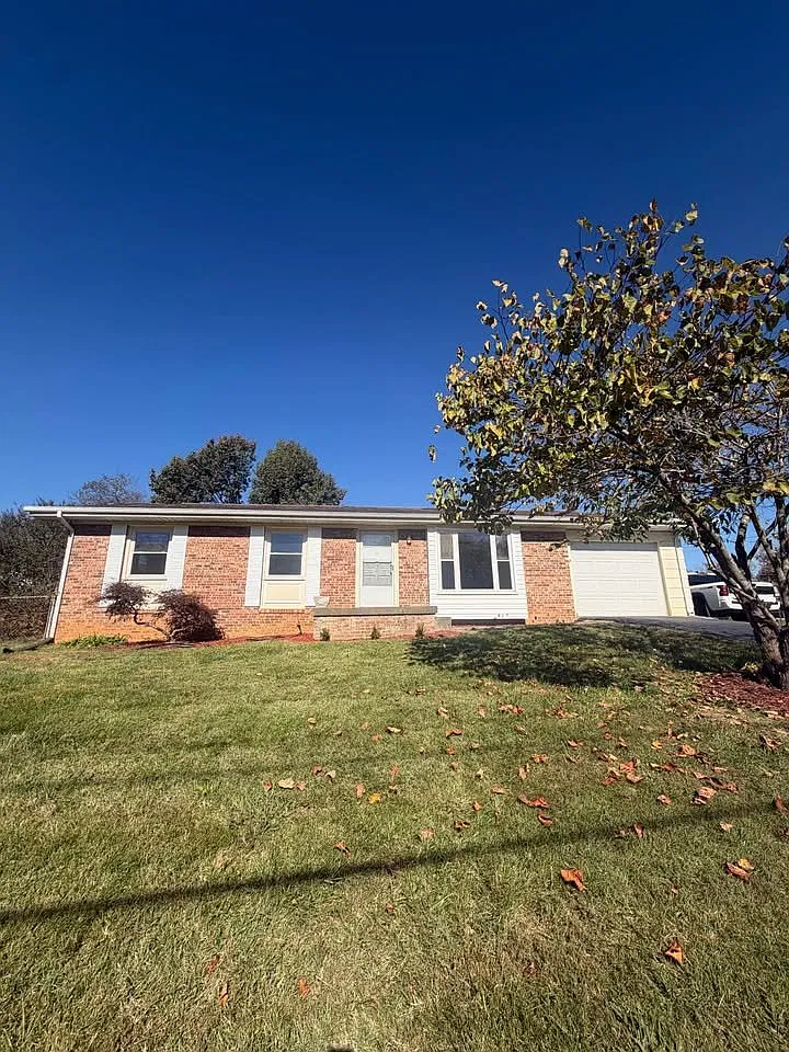 3 Bed / 1.5 Bath Single Level Brick Ranch — Photo 1