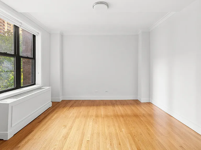 210 W 70th St #404A — Photo 2