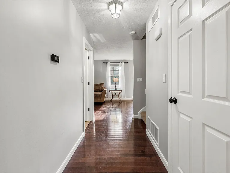 27 Glastonbury Dr — Photo 6