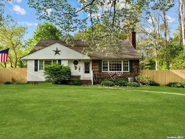 423 N Country Road, Miller Place, NY 11764