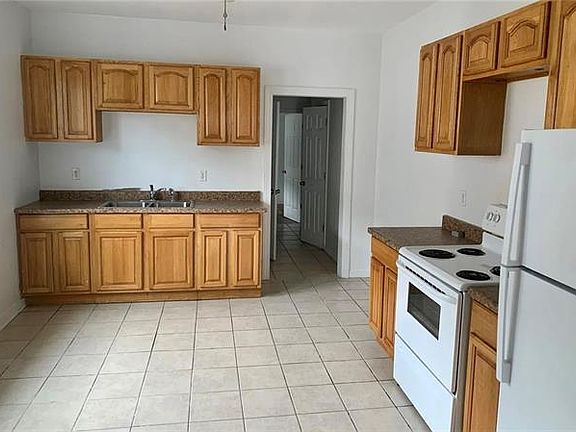 3rd image of 4232 Ulloa St