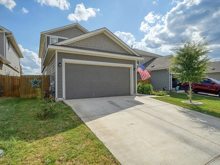 205 Driftwood Ln — Photo 1