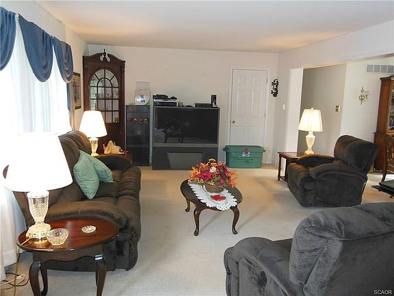 3rd image of 8 Meadow Run