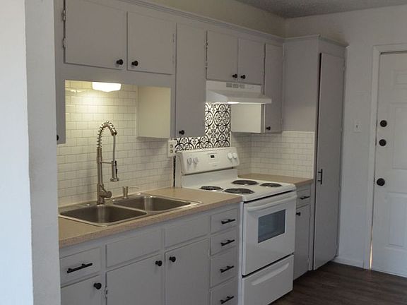 3rd image of 708 Hackberry Coppreas Cv