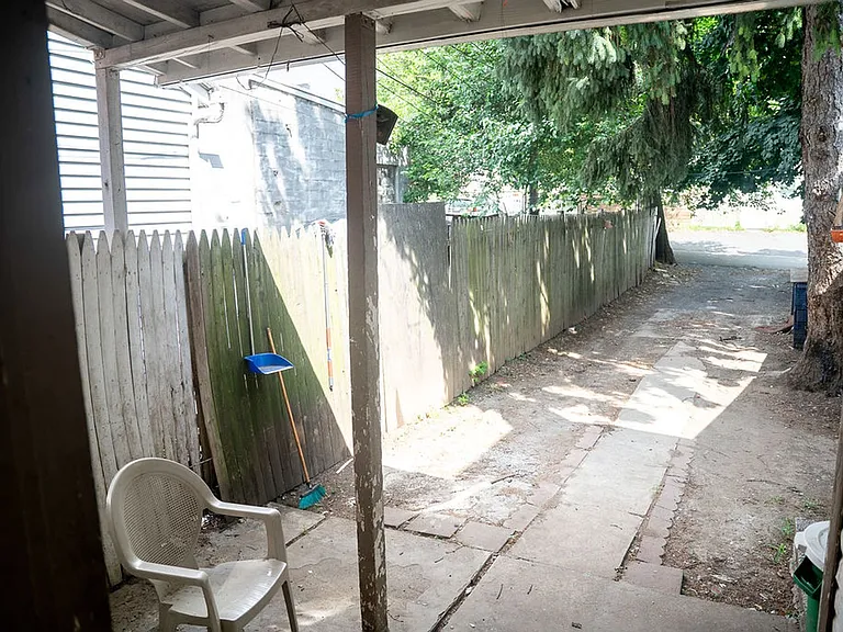 425 W Gordon St — Photo 3