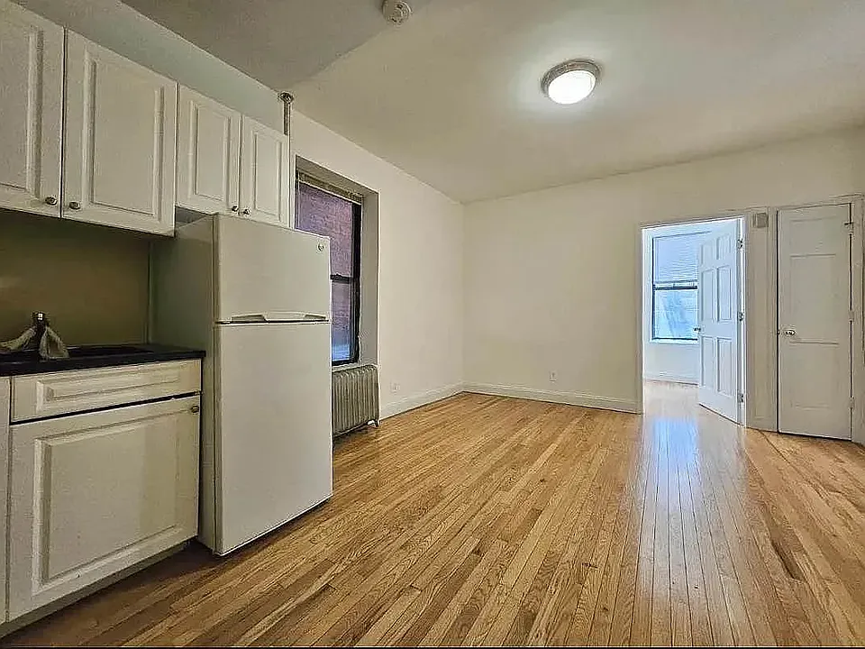 111 E 7th St #2S