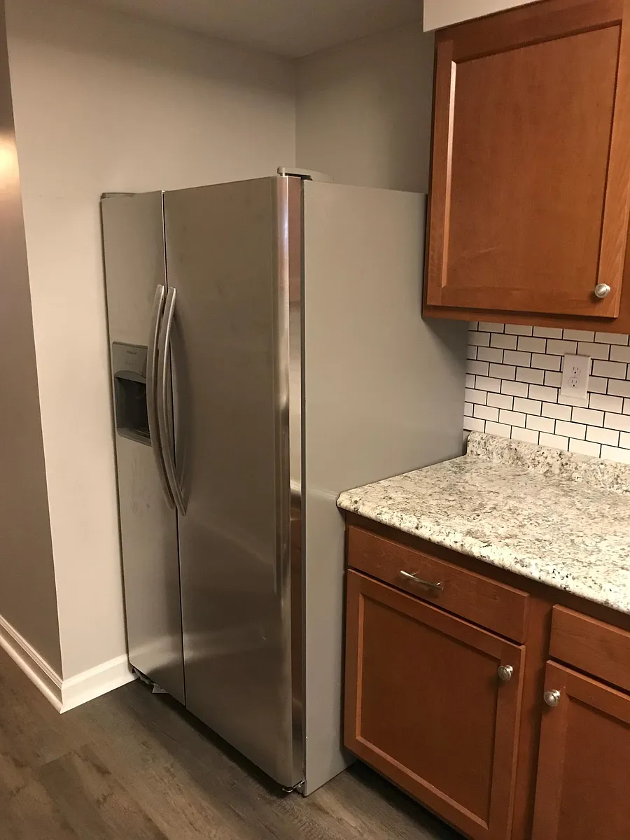 New fridge with ice and water dispenser - 2359 Vodeli St