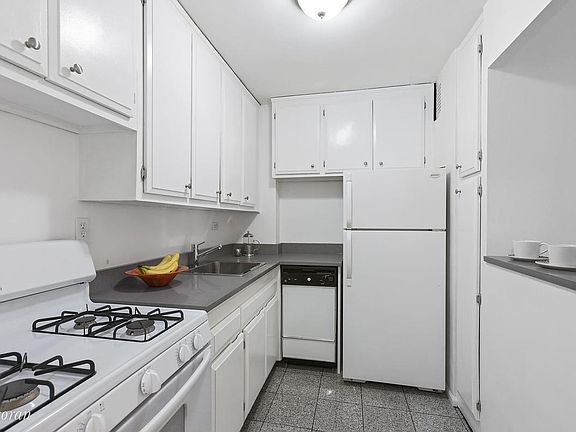 3rd image of 6 W 16th St #6ES