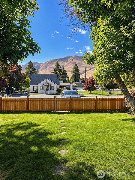 3rd image of 507 E Wapato Avenue