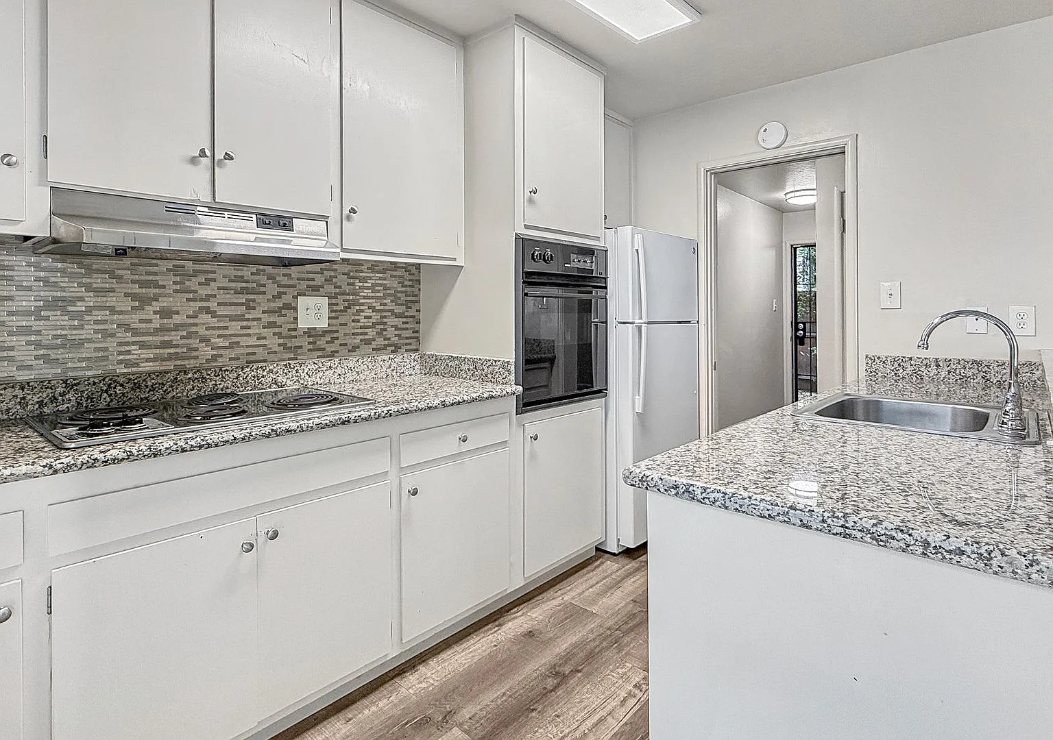 $500 off if you sign a lease starting no later than October 1st! - Large Renovated Apartment in t... — Photo 1