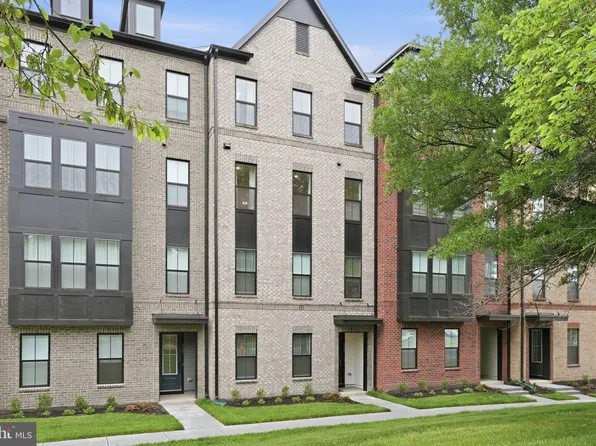 4835 Bauhaus Sq #104, Chantilly, VA 20151