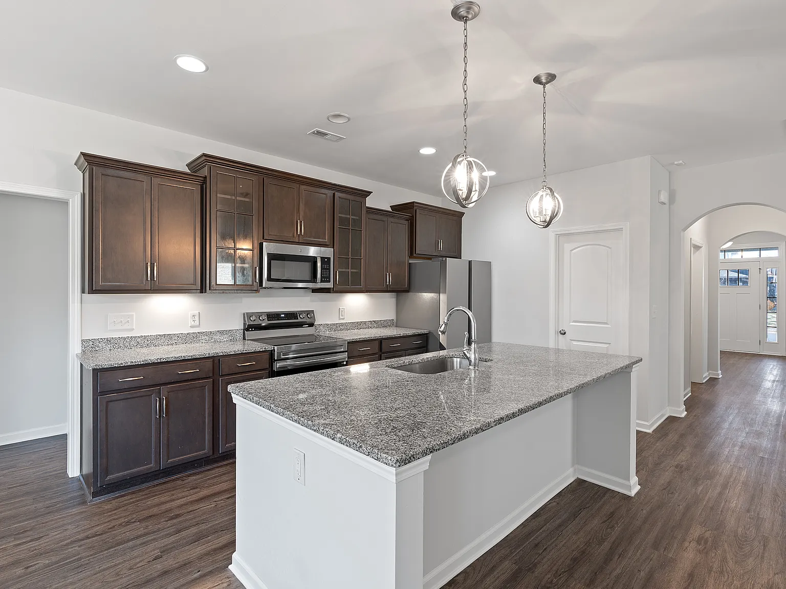 4 bed, 4086 sqft, $2,450 — Photo 3