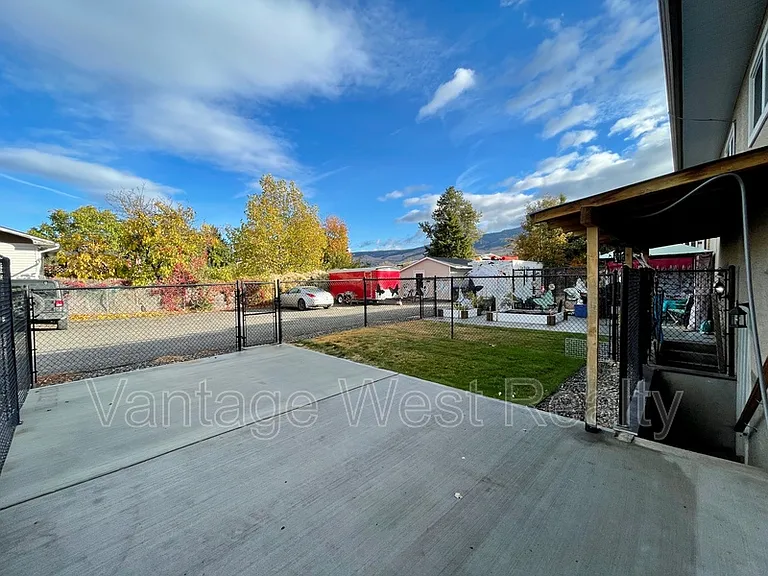 630 Belgo Rd #B — Photo 17