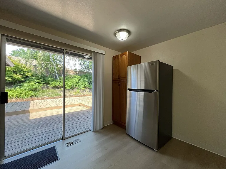 687 SE Barnes Ave — Photo 11