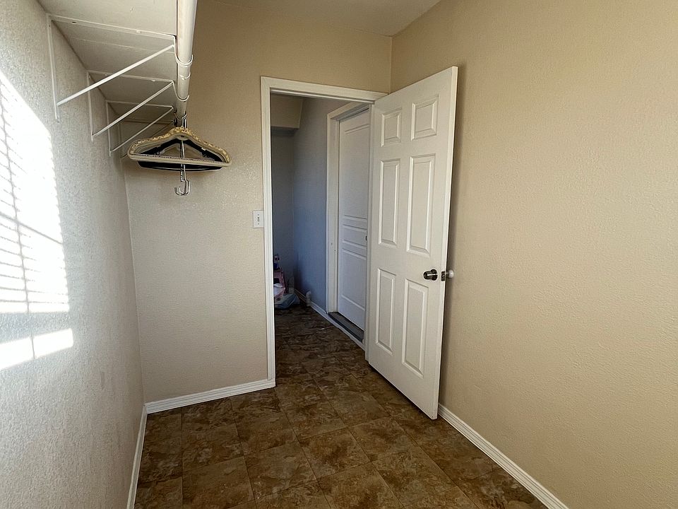 Walk-in closet/ storage