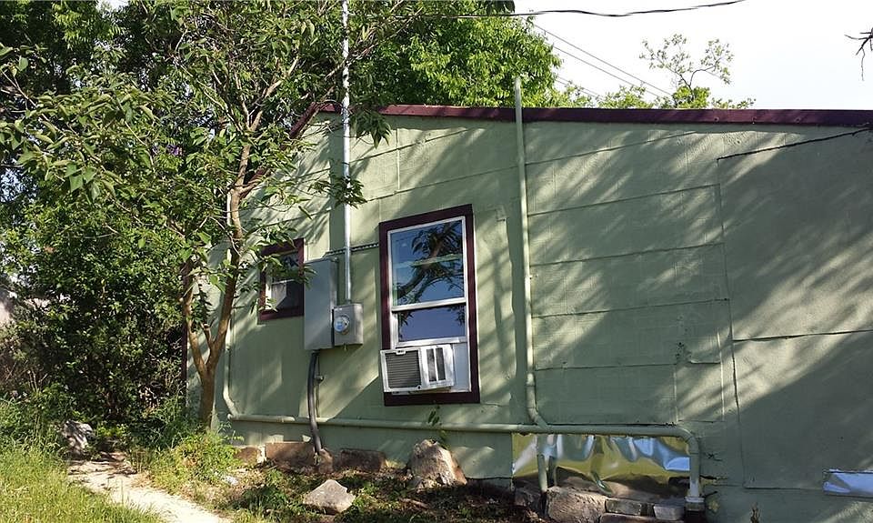 1st image of 304 N Brushy St