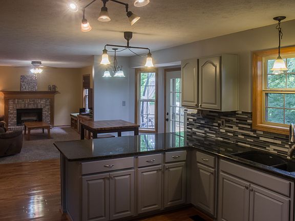 3rd image of 10346 Hillsborough Dr