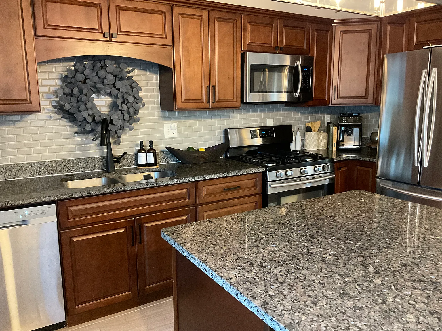 3 bed, 1.5 bath, 1320 sqft, $2,500 — Photo 1