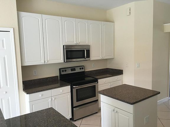 5th image of 1802 SE Floresta Dr