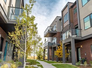 807 Greenbriar Cmn NW, Calgary, AB T3B6J3
