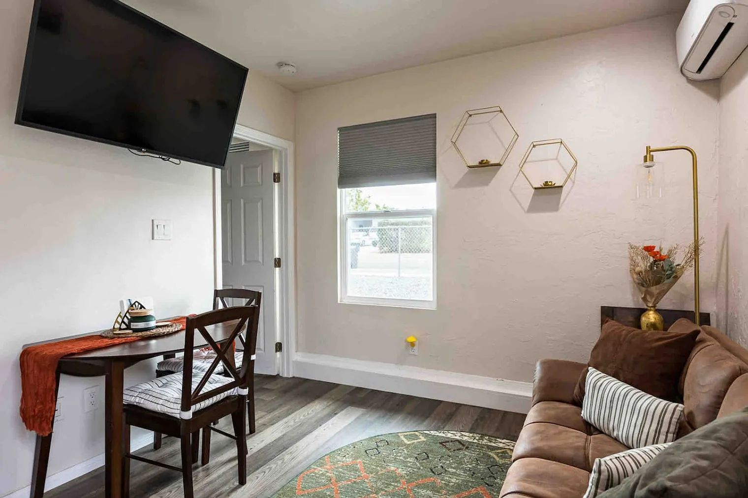 1 bed, 1.0 bath, 365 sqft, $4,964 — Photo 2