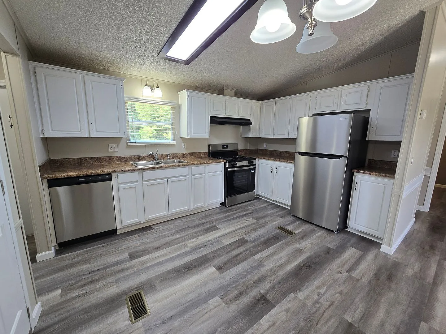 Country Living- Newly Renovated 3 Bedroom, 2 Bath — Photo 4