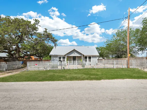 507 Hayden Ave, Devine, TX 78016