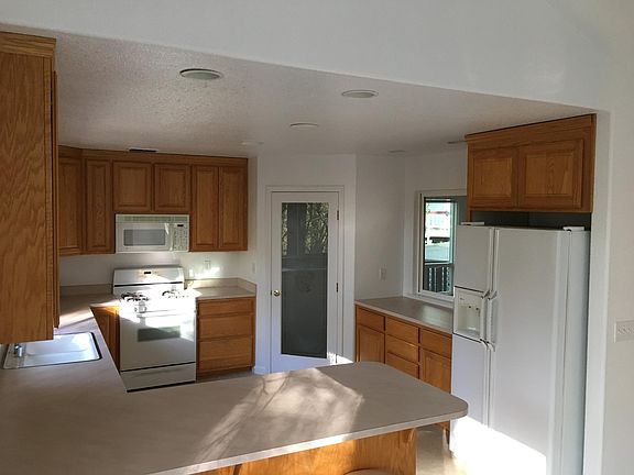 3rd image of 1666 White Oak Dr