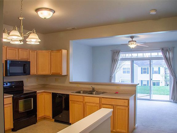 2nd image of 4842 Heritage Heights Cir