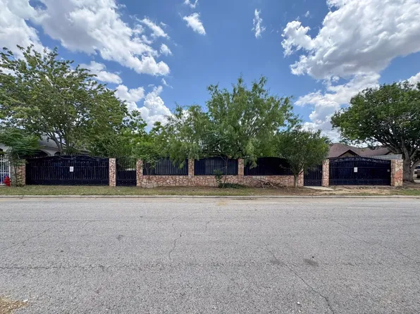 417 & 419 Badajoz Ln, Laredo, TX 78046