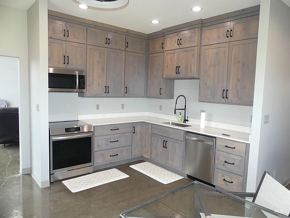 2nd image of 47 Camas Rd