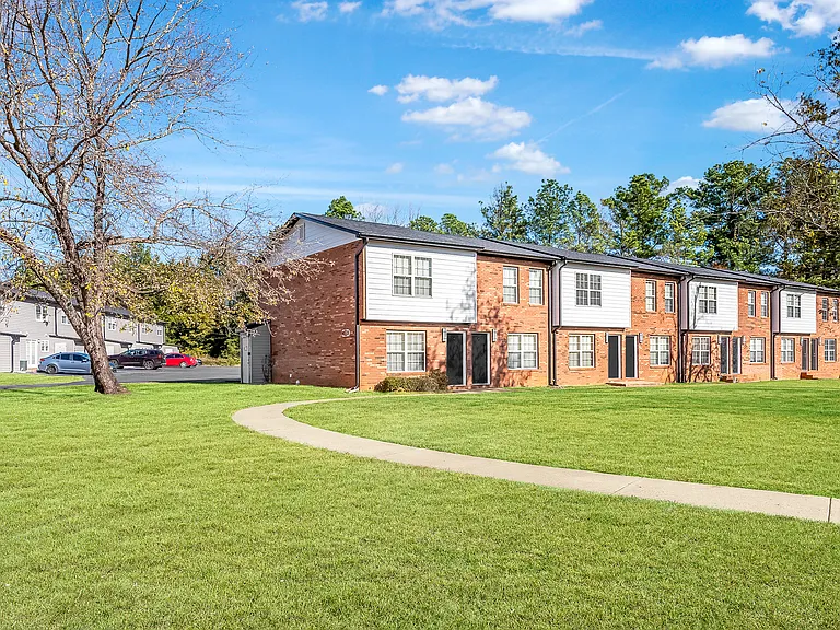 Country Club Apartments — Photo 27