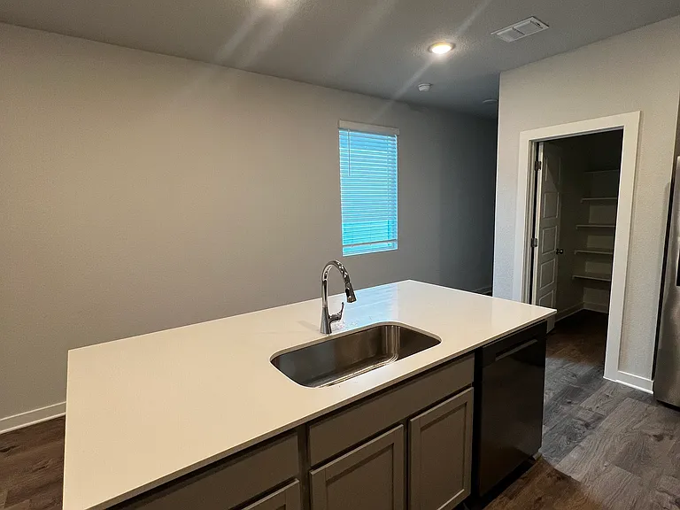 Justify Ln — Photo 3