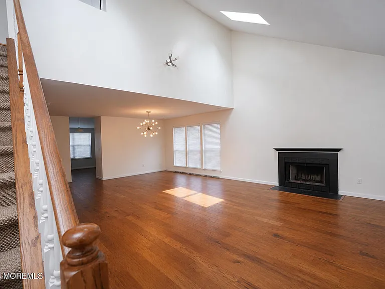 10 Madison Ct — Photo 3