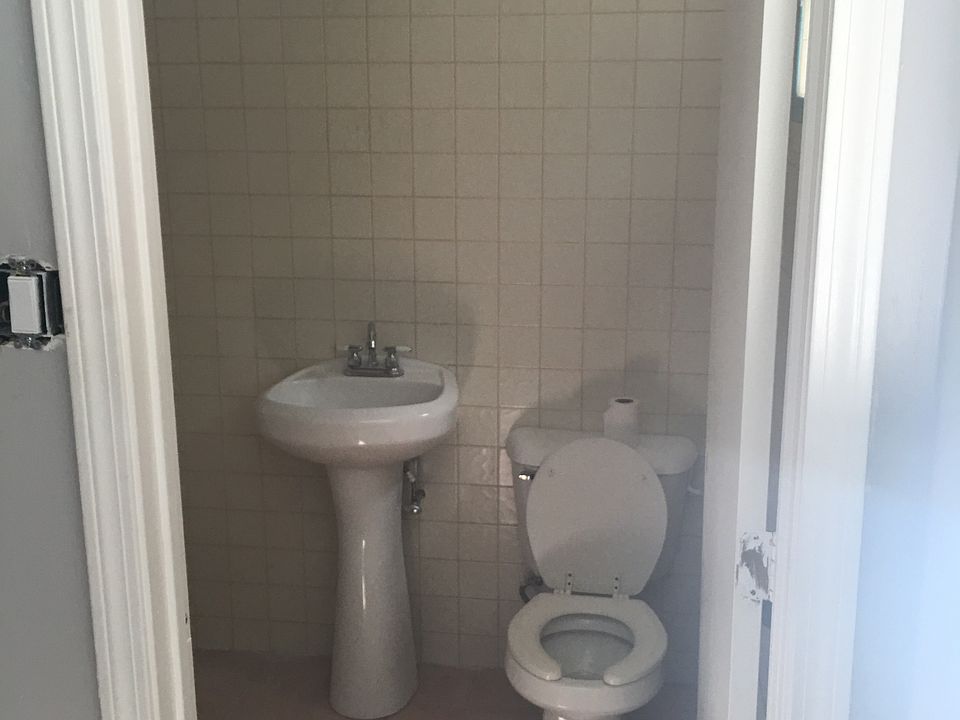 2nd image of 550 Whitney Ave APT 3