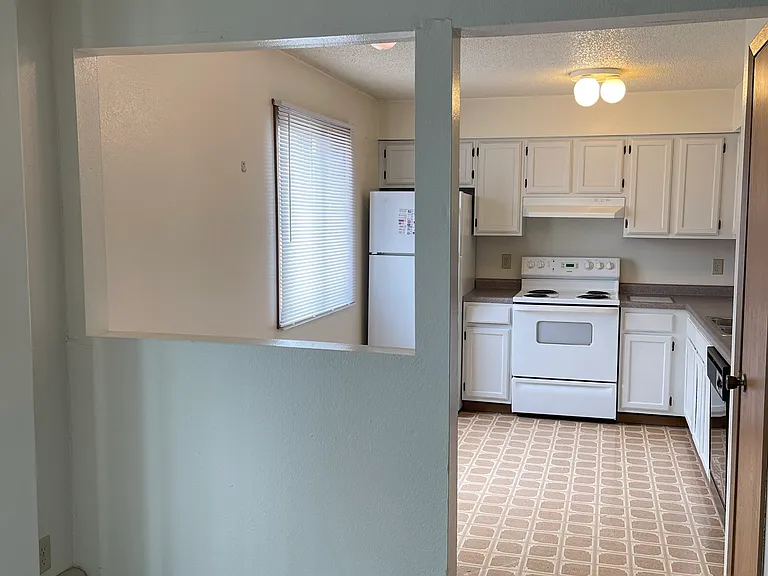 504 S Van Buren St #4 — Photo 7