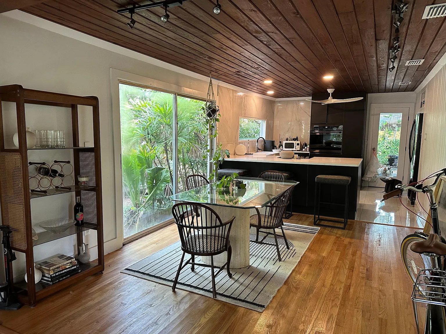 2 bed, 1084 sqft, $2,595 — Photo 2