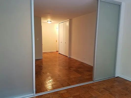 Rented by Manhattan Apartment Organization | media 20