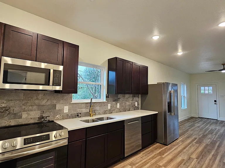 1700 Kendolph Dr — Photo 6
