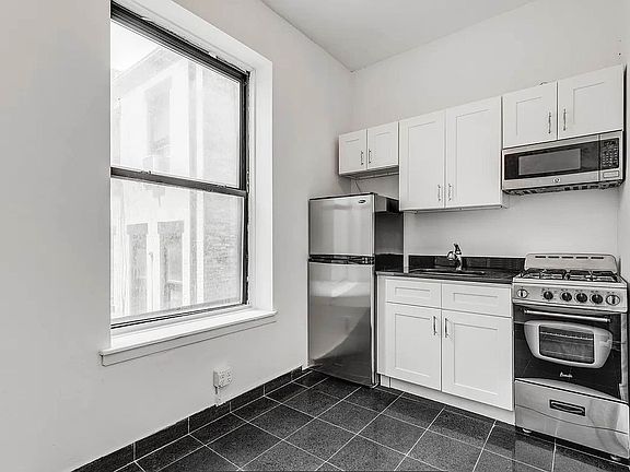 5th image of 102 W 80th St #47A