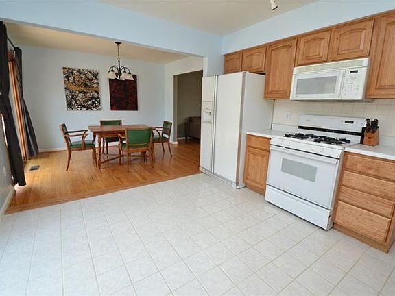 5th image of 3216 Farmbrook Ct