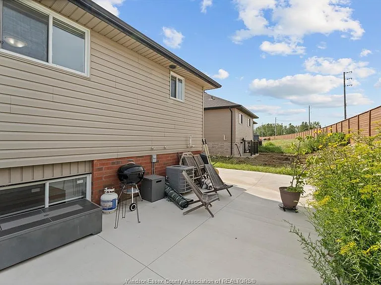 3185 Viola Cres — Photo 16