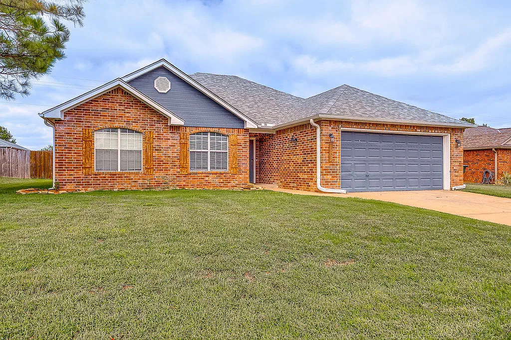 3 bed, $1,995 — Photo 1
